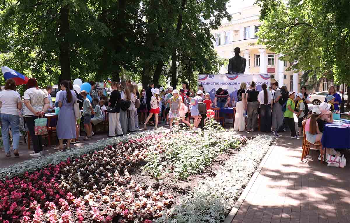 Открой для себя Россию в сквере Бунина